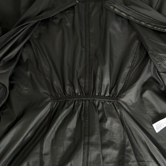 Atheleta Lightweight Running Jacket with reflective back and pockets - Picture 12 of 13